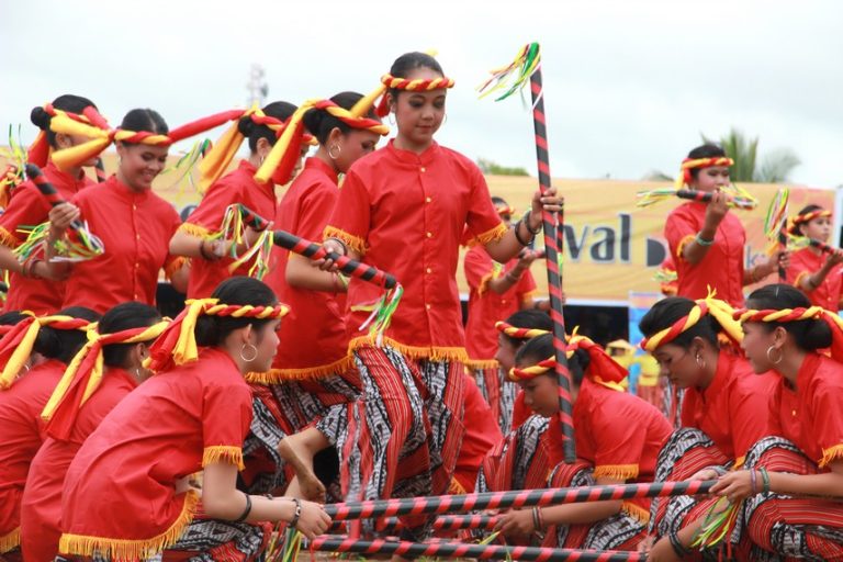 7__IMG_1447_Festival_Erau_dimeriahkan_dengan_aneka_kesenian,_upacara_adat_dan_lomba_olahraga_ketangkasan_tradisional